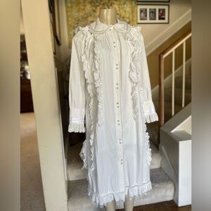 Unique White Eyelet Lace-Trimmed Ruffle Coat or Dress or Robe Sz Sm